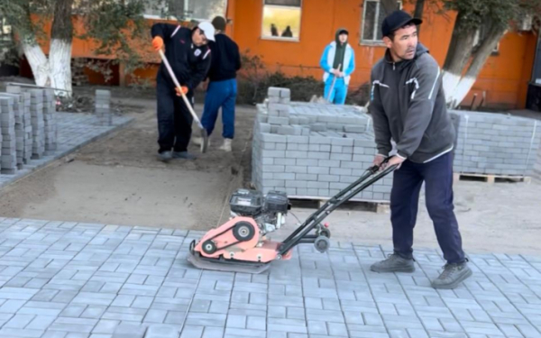 В 11 микрорайоне делают парковку для машин