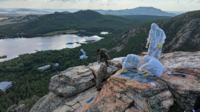 &laquo;Таза Қазақстан&raquo;: в Каркаралинске очистили скалы от граффити и следов вандализма