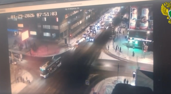 Троллейбус проскочил на красный свет и сбил школьника: видео 29/01/2026 &ndash; Новости