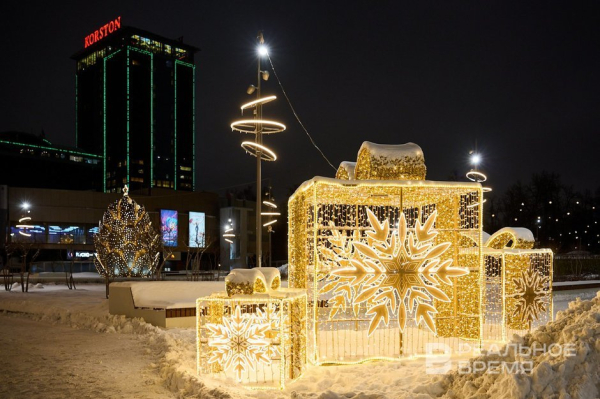 В Казани начали демонтаж новогодних украшений в парках