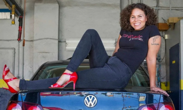 Женщина открыла автосервис "только для женщин"