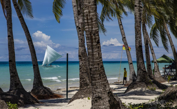 AP узнала о семи погибших из-за потопления парома на Филиппинах