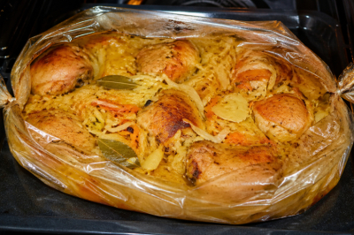 Капусту с курицей складываю в рукав &mdash; я отдыхаю, а через 40 минут едим вкусное рагу. Ничего не жарю, не мешаю &mdash; духовка всё делает сама