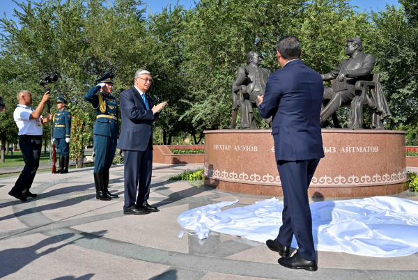 &laquo;Золотой мост дружбы&raquo;: Токаев и Жапаров открыли памятник Ауэзову и Айтматову