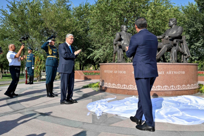&laquo;Золотой мост дружбы&raquo;: Токаев и Жапаров открыли памятник Ауэзову и Айтматову