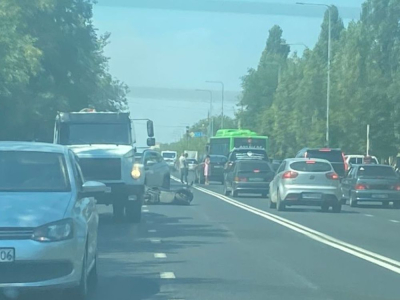 В Атырау произошла авария с мопедом и двумя авто