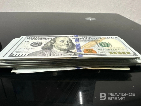 ЦБ понизил официальные курсы доллара и евро на 1 апреля