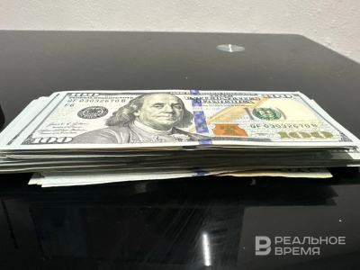 ЦБ понизил официальные курсы доллара и евро на 1 апреля
