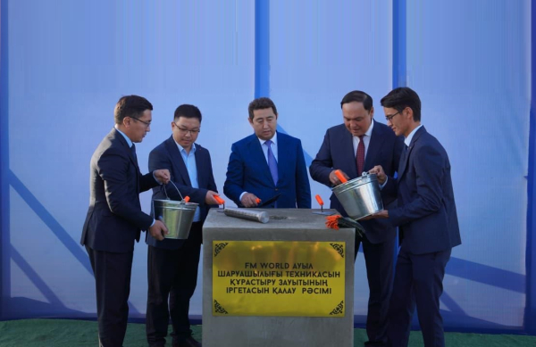 Айдарбек Сапаров заложил капсулу нового завода сельхозтехники в Таразе