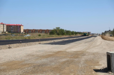 На улице Г. Жубановой продолжают ремонтировать дорогу