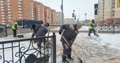 Почти 3 000 коммунальщиков вышли на уборку снега в Астане