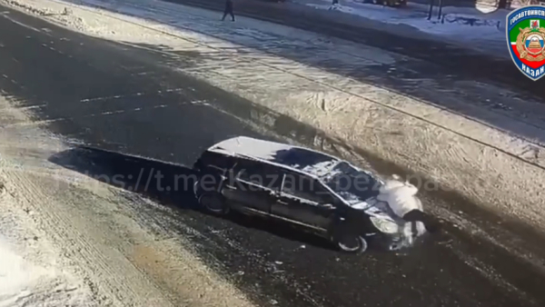 Мужчина за рулем Nissan снес девушку на улице 8 Марта в Казани - видео 08/03/2026 &ndash; Новости