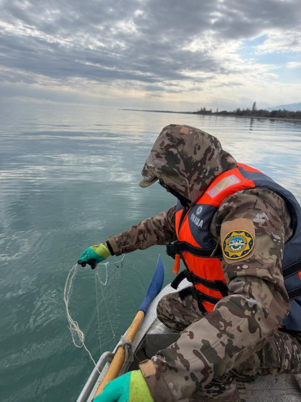 На Иссык-Куле продолжают борьбу с незаконным рыболовством