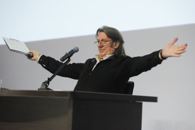 Лоза назвал хиты &laquo;Вите надо выйти&raquo;, &laquo;Незабудка&raquo; и &laquo;Матушка-земля&raquo; обычными кричалками