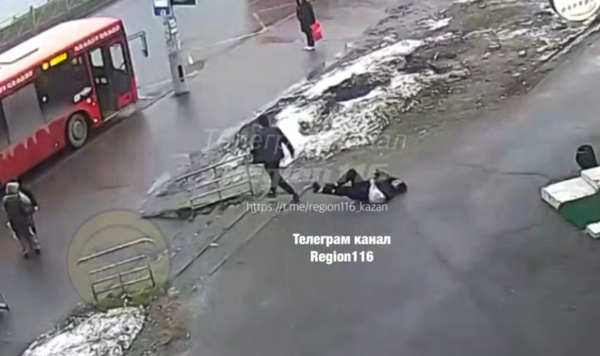 Парень избил девушку на остановке в Казани