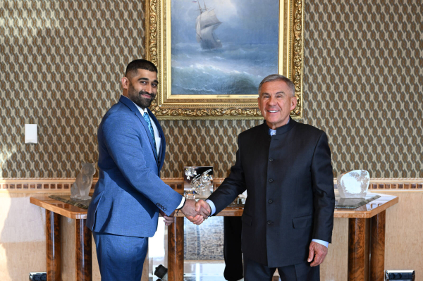 Минниханов оценил развитие связей с Индией с первым генконсулом страны в Казани