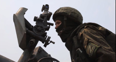 Боец ВС РФ эвакуировал раненого сослуживца на тележке под обстрелами ВСУ