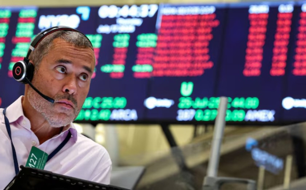 Фондовый рынок США держится у максимумов в ожидании новостей