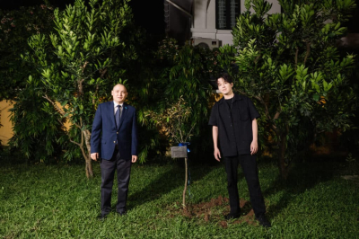 Димаш Кудайберген посадил дерево во дворе посольства во Вьетнаме