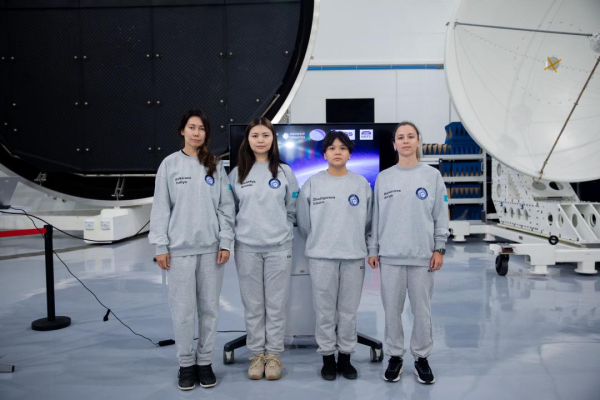 Первый женский экипаж Казахстана начал участие в наземных космических испытаниях