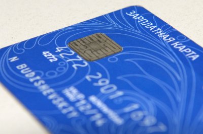 Эксперт Рыбников предупредил об опасности передачи кода с оборота карты