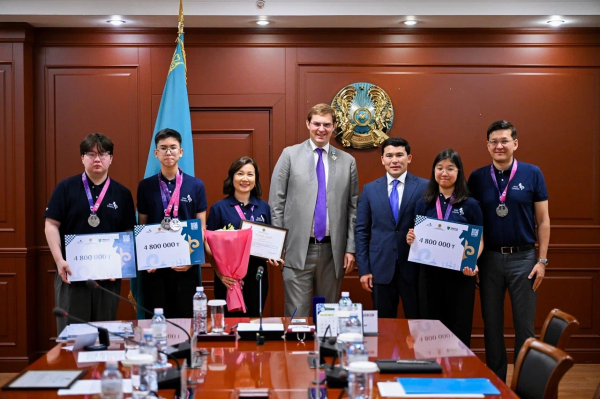Министр спорта Казахстана наградил героев чемпионата мира по шахматам