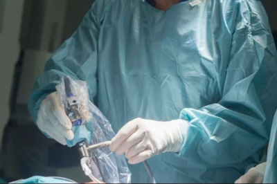 В Кульсары врачи провели первую операцию на позвоночнике