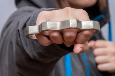 Подросток с кастетом