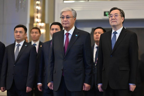 Токаев открыл ветроэнергетический завод в Жамбылской области