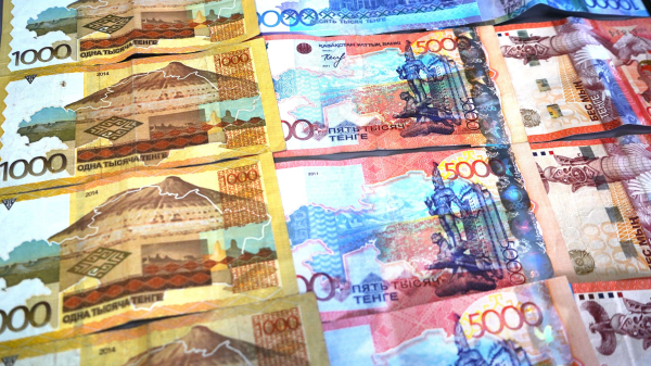 Какие источники пополнили бюджет Казахстана и на какие цели направлены средства?