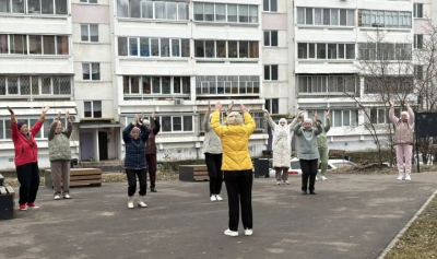 В Челнах двор дома стал площадкой для занятий китайской гимнастикой
