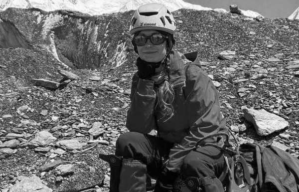 Погибла застрявшая на пике Победы в Кыргызстане альпинистка