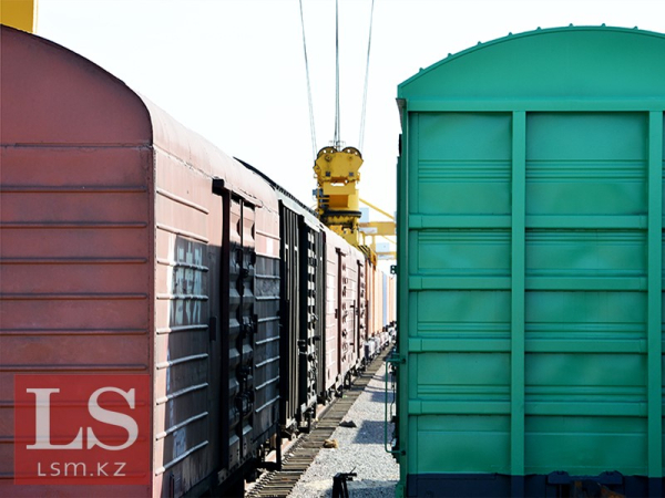 Производство вагонов и тракторов резко выросло в Казахстане. Инфографика