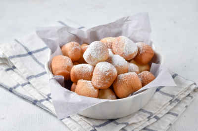 Быстрые пончики на молоке: пушистые облачка в сахарной пудре. Тесто без хлопот, результат &mdash; восторг всей семьи