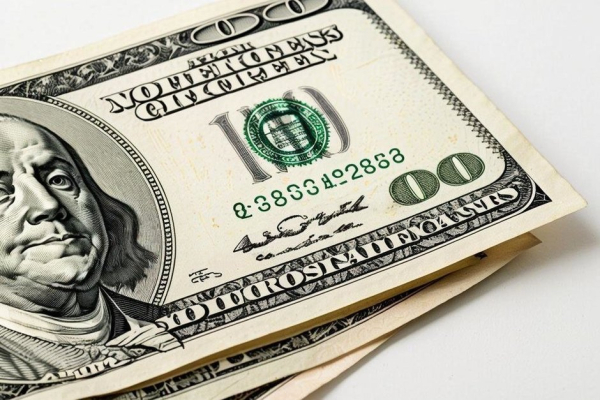 Центробанк понизил курс доллара на 26 марта