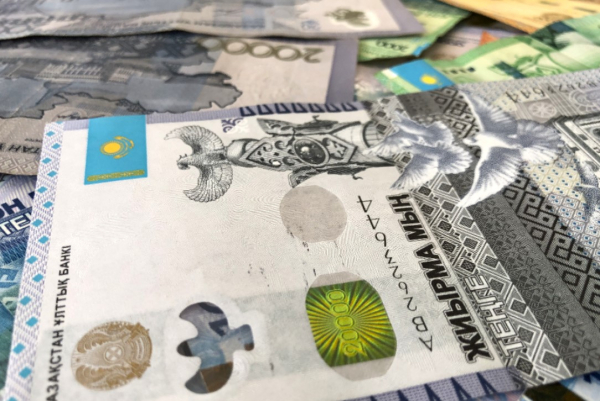 Прогноз по тенге: влияние тарифных войн и сырьевых рынков