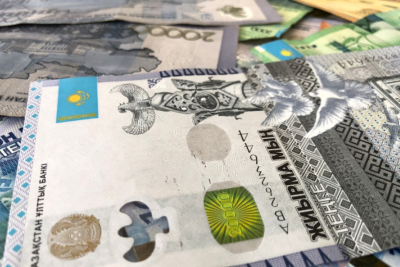 Прогноз по тенге: влияние тарифных войн и сырьевых рынков