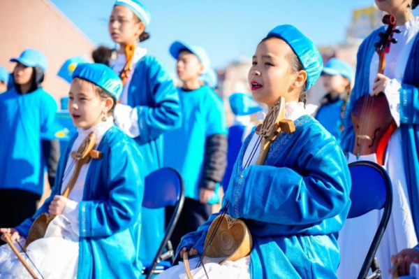 Масштабный флешмоб прошел в Астане: школьники исполнили песню "Атамекен"