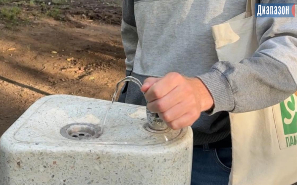 Питьевой фонтанчик уже сломан