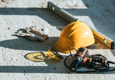 Трое рабочих упали с высоты пятого этажа на стройке в Астане