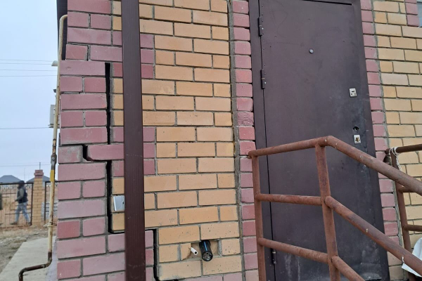 Построенные по &laquo;Нұрлы жер&raquo; дома начали рушиться: жители требуют действий