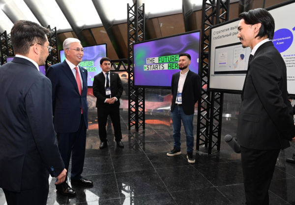 Президент ознакомился с AI-проектами и поговорил со школьниками