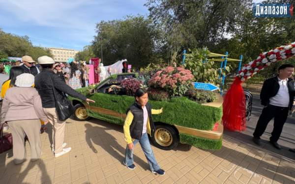 Цветомобиль-кабриолет показали на фестивале цветов в Актобе