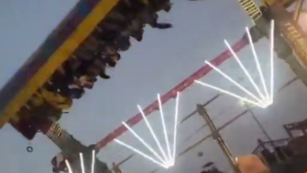 На ярмарке рухнули огромные качели с людьми, 13 человек пострадали и один погиб - видео 07/02/2026 &ndash; Новости