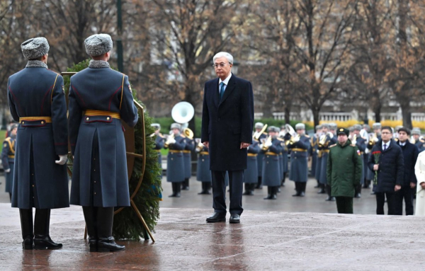 Токаев возложил цветы к &ldquo;Могиле неизвестного солдата&rdquo; в Москве