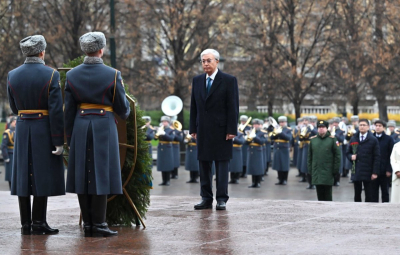 Токаев возложил цветы к &ldquo;Могиле неизвестного солдата&rdquo; в Москве