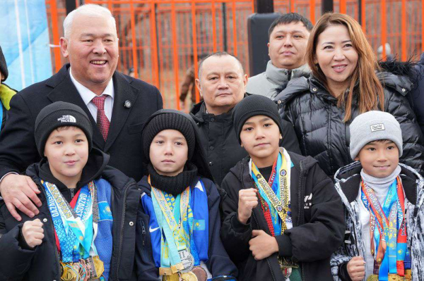 Школьникам Темиртау подарили спортплощадки