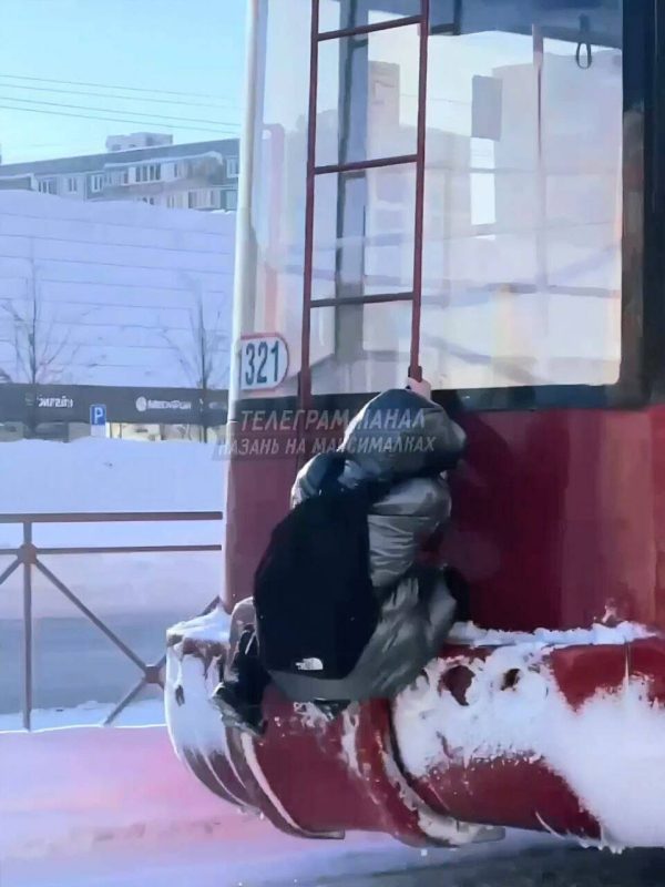 В Казани сняли на фото очередного школьника-зацепера