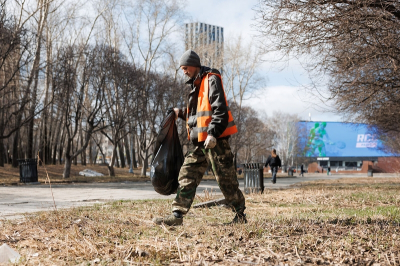 После схода снега в Екатеринбурге провели масштабную уборку сквера